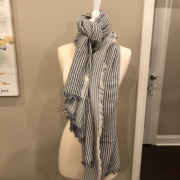 Navy Blue & White Shawl - Picture 8 of 10